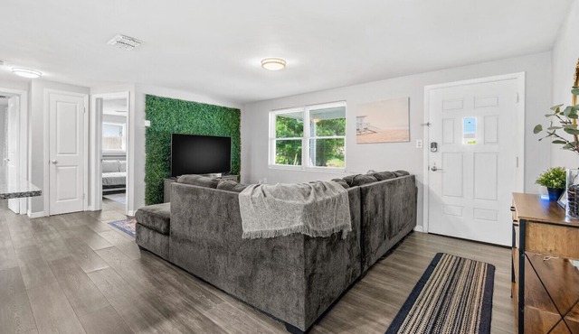 Mustafa Holiday House · Cozy 2 BR home close to Beaches and Sponge Docks!