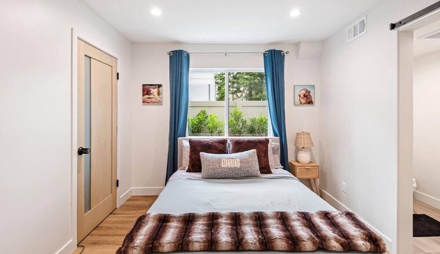 Stylish Sherman Oaks Townhouse W/3 Master Suites