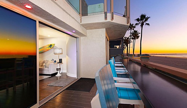 Luxury Oceanfront, Two-Level Condo with Stunning View, Decks, Fast WiFi & Fireplace!