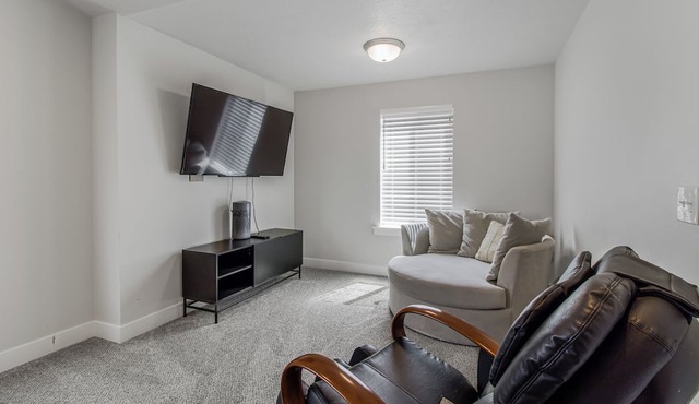 New Modern Twin Home, Pet Friendly, Close to Airport, Downtown, Resorts and more