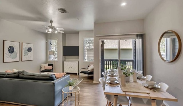 Convenient 1st Floor 2BR with Pool, Hot Tub, and Extra Bed, Near Hill AFB