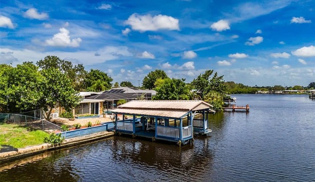 Waterfront Mid Century Cottage w/Pool and Spa- Close to beaches - Sleeps 9