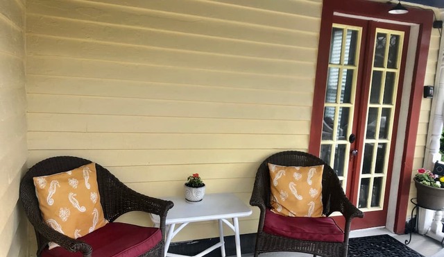 Private 3 room Queen Suite w/Kitchenette