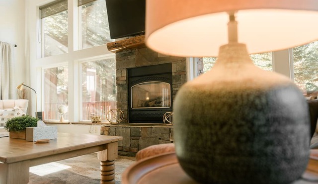New! Modern mountain retreat. Bar, garage, luxurious backyard patio. Pristine!