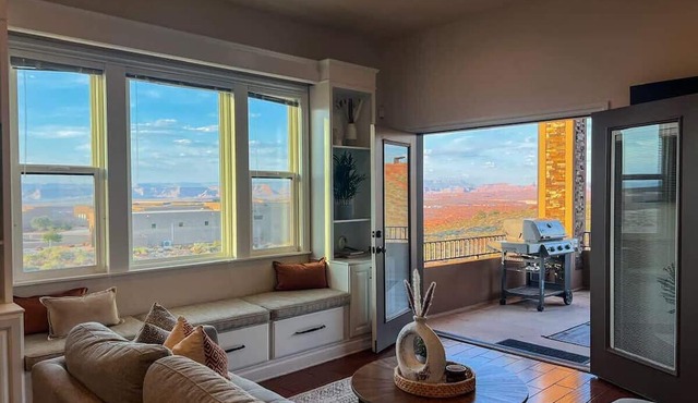 The Cliff Dweller - 3400sf, 50-Mile Views, Hot Tub