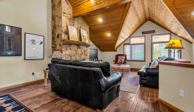 Slopeside luxury - new interior, private hot tub - close walk to Payday