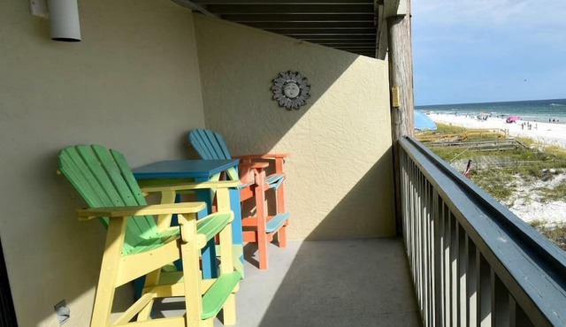 Stunning Remodeled 1BR Condo with Amazing Beach Views. Sleeps 4. Pool.