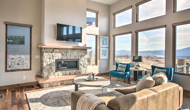 Modern Townhome w/Mtn Views < 7 Mi to Ski Resorts