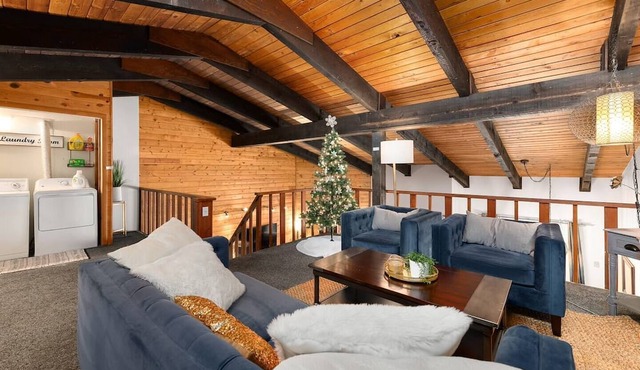 Apex Loft: Mountain Views, Hot Tub, and Free Bus Access Right Outside!
