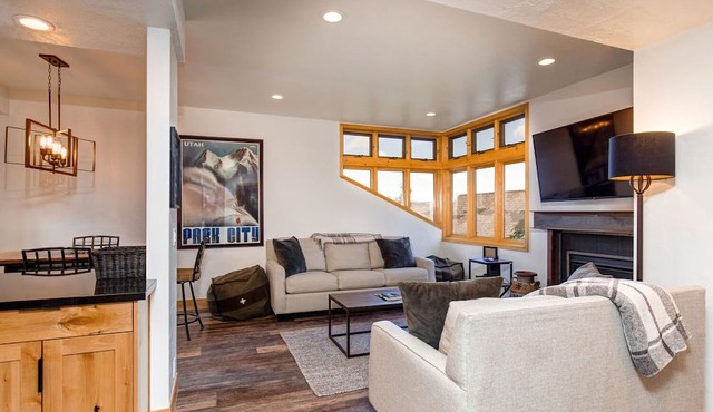 Chic 3BR condo in Historic Old Town, steps from the slopes.