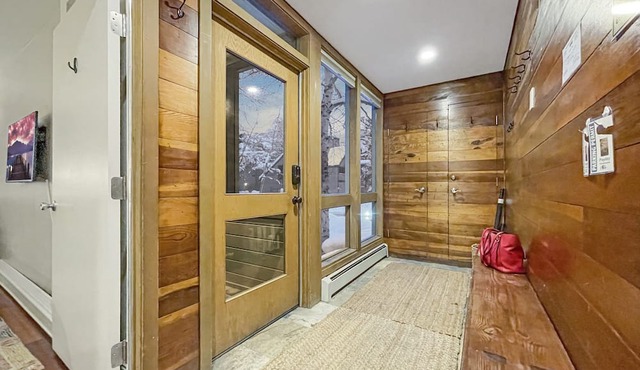 Family Retreat w/Golf Course/Mtn Views Private Hot Tub Steps to Free Transit
