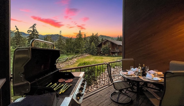 Peaceful Canyons Condo Views Pools Hot Tubs Perfect for Longer Summer Stays