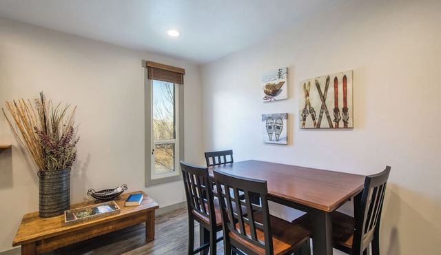 Canyons View 20: 2 bedroom 2 bath nicely updated condo