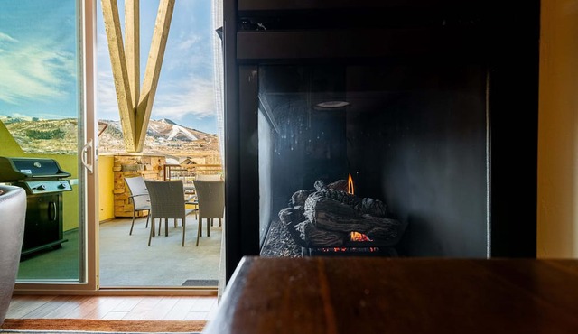 Bright and Airy Mountain Townhome. Walk to Shops, Dining, Trails + Hot Tub