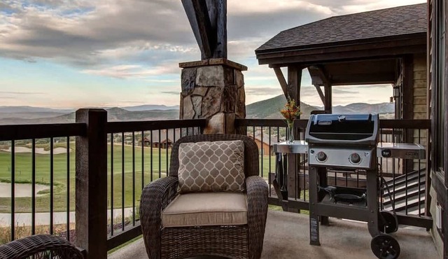 Abode at Fairway Springs, walk to gondola, canyons shuttle, hot tub