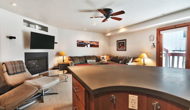 Bettina - Main Street Ski in n' Out One Bedroom with Outdoor Hot Tub