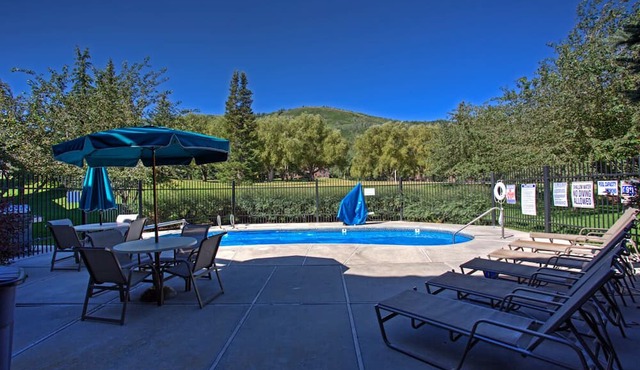 All Seasons Condo -Sleeps 6 - 2 King beds!