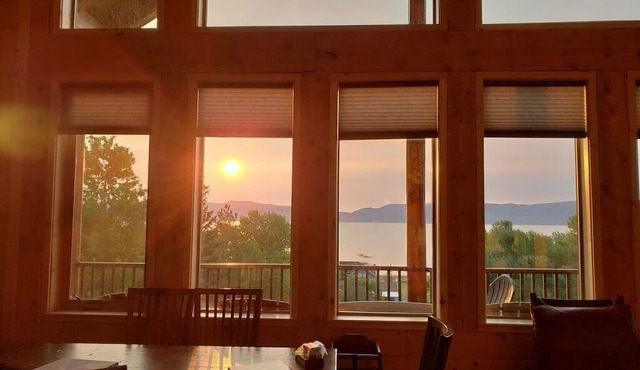 Blue View Bear Lake-5 bedroom 3.5 bath log cabin, incredible views! Sleeps 18!