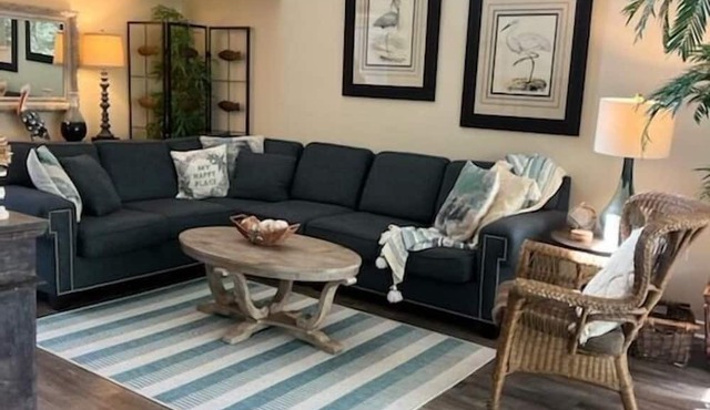 3BR 2.5 BA, short walk or 5 min bike to beach w/cart, chairs, pools, sm. dog