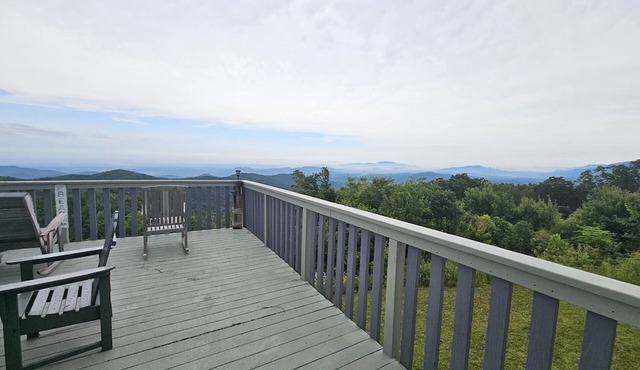 VICTORIAN CHALET OVERLOOKING GATLINBURG, SLEEPS UP TO 7.