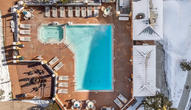 Updated Sundial unit in Canyons Village, balcony, outdoor swimming pool and hot tubs, walk to hiking