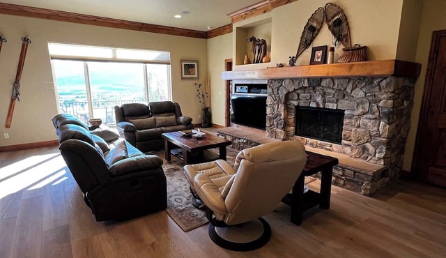 Luxury Eden Home: 8 bedrooms, Full valley views, Hot Tub, Amenities & Pets OK!