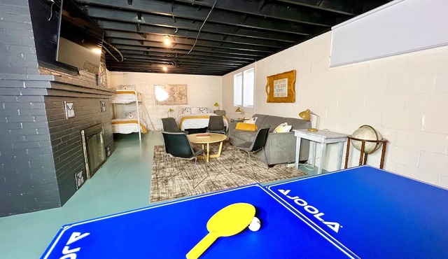 ALLEGAN FIELDS Sleeps 24, Pool, HotTub, Fireplace, Fire Pit, PingPong, Billiards