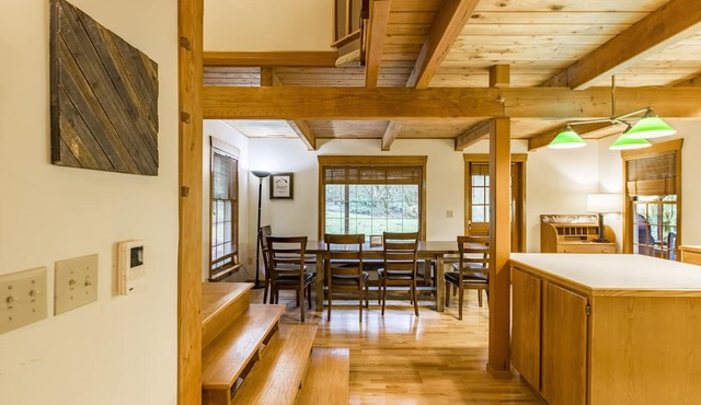 4,000 sqft Mt. Baker Ski Lodge, sleeps 21, walk to town, hot tub, fiber internet
