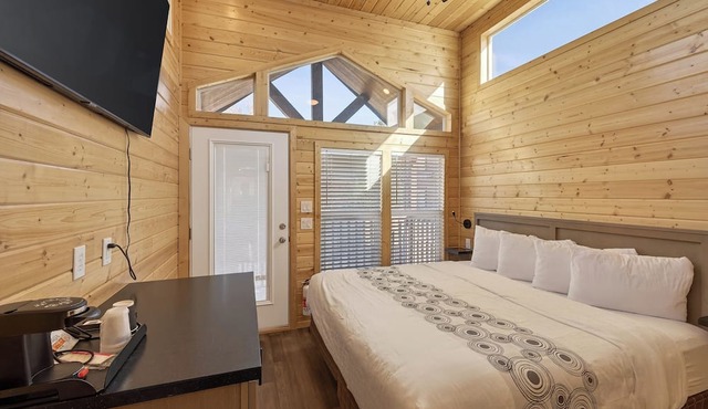 Cozy Tiny Home 2 King Room Sleeps 4