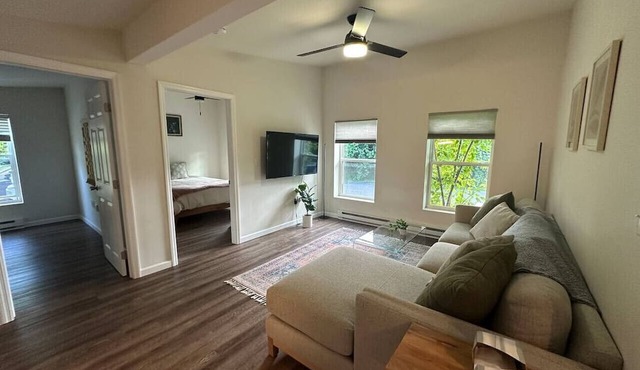 Stylish & Cozy 2BR Central Location Sleeps 4! in Plattsburgh