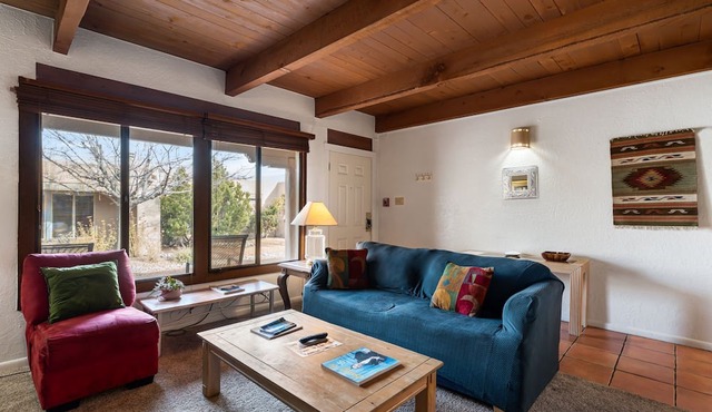 Fort Marcy 18 | Walk to Plaza | Kiva Fireplace | Full Kitchen | Hot Tub | Pool | Single Level
