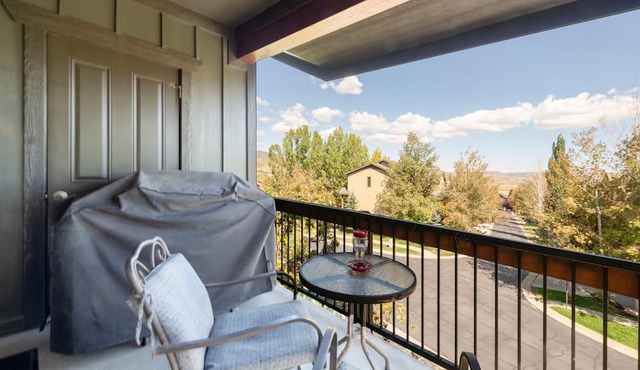 Best Bear Hollow Retreat – 3BR/2BA Top Floor with Views
