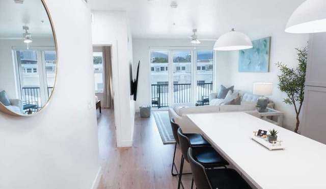 Deluxe 1BR 1BA Stunning Amenities-Pool, Htub, Gym+