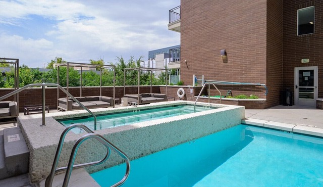 Deluxe Central 1BR 1BA Pool Hot Tub Gym Parking