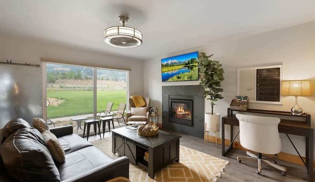 Ski Vista: Chic Condo Near the Canyons Slopes