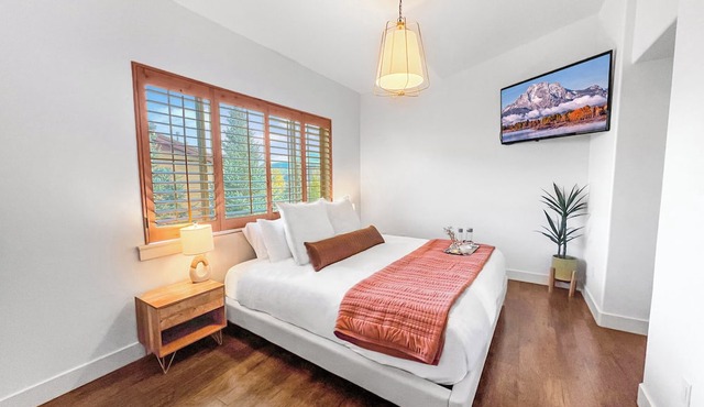 Top Floor, Elevator, Sleeps 8, steps from Hot Tub