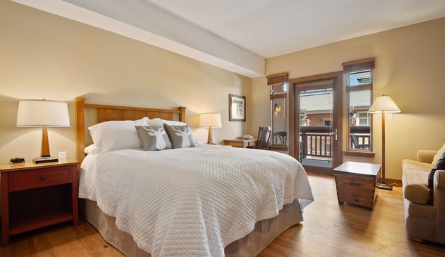 Pool, two balconies, walk to golf, free concerts outside, beautiful home for the summer C216