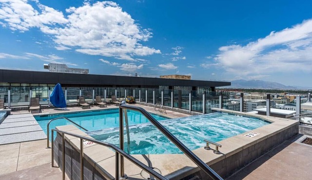 2bd/2ba Best style and location/Pool+spa/gym/pkg!