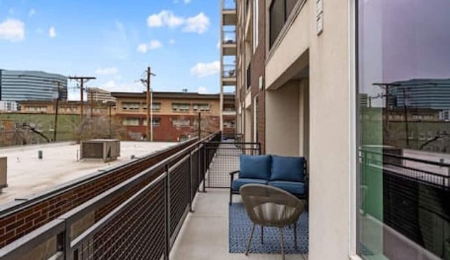 Beautiful, Opulent Central City 1BD1BA- Amenities!
