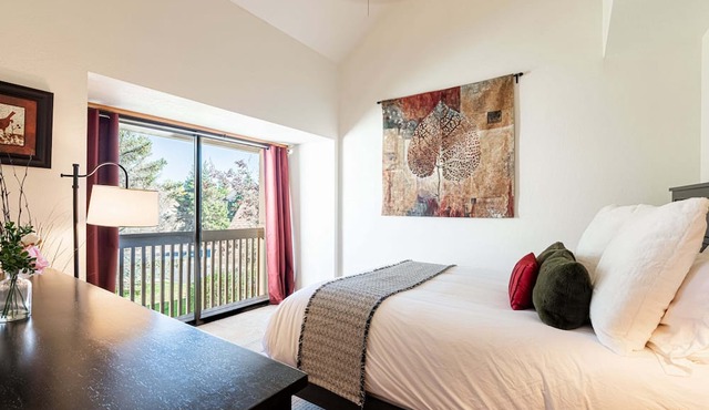 Private Hot Tub, Close to Ski, Next to Recreational Center