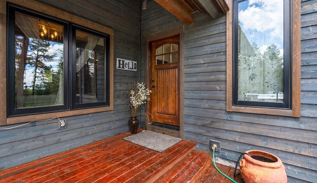 Hot tub, Pet Friendly, Big Deck & Forest Views!