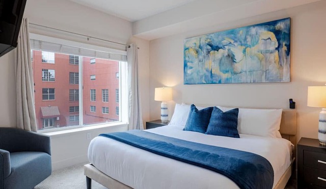 Convention Ctr Style-2BR Pool/HotTub/Gym/Theatre