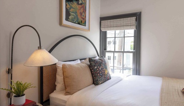Renovated Townhome Near Forsyth Park | Parking
