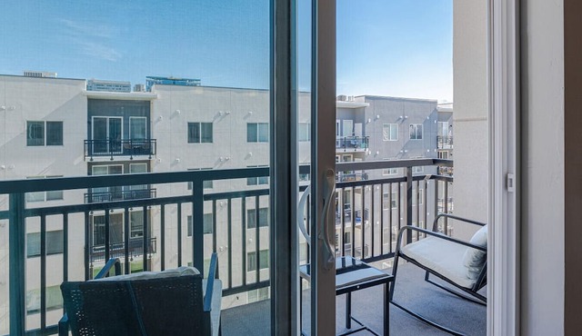 Convention Ctr 2BR/2BA Luxury Apartment Pool, HTub, Theatre