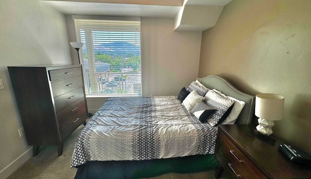 Downtown Condo with Incredible Mountain Views