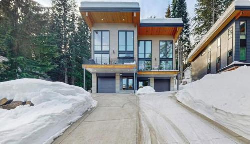 Bigfoot's Basecamp - 4BR Snoqualmie Pass Retreat, Hot Tub, Pets Welcome
