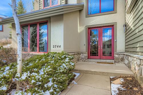 2744 The Cove! Modern Luxury Townhome with Hot Tub, Pool, and Shuttle to the Slopes! home