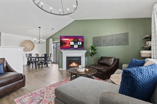 Golden Spike Retreat Hot Tub and Mountain Views