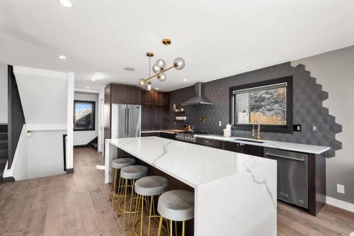 Mountain Retreat with Hot Tub & 10 Min to Ski Resort