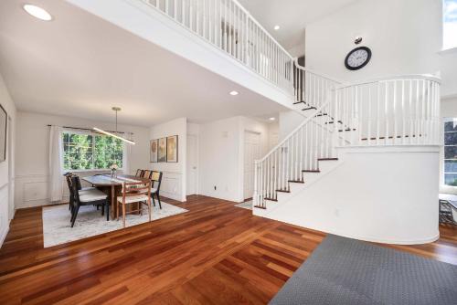 Spacious 4BR Kirkland Retreat Games